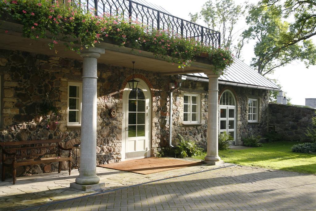 Paedaste Manor Екстериор снимка