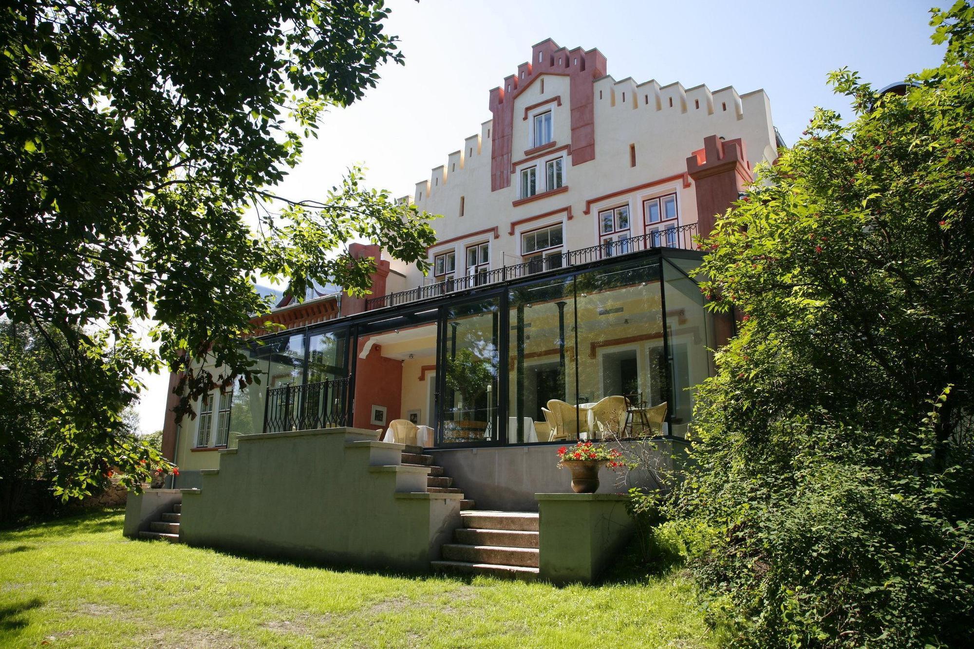 Paedaste Manor Екстериор снимка