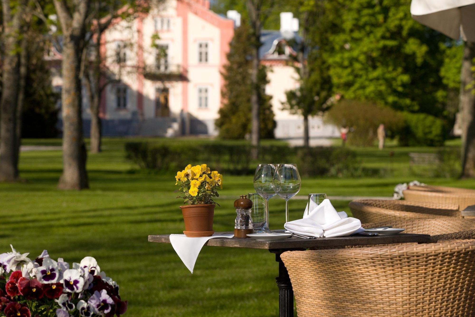 Paedaste Manor Екстериор снимка